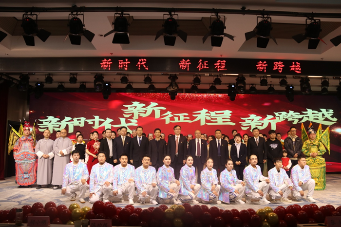 市發(fā)投集團舉辦慶?！叭恕眹H婦女節(jié)文藝匯演