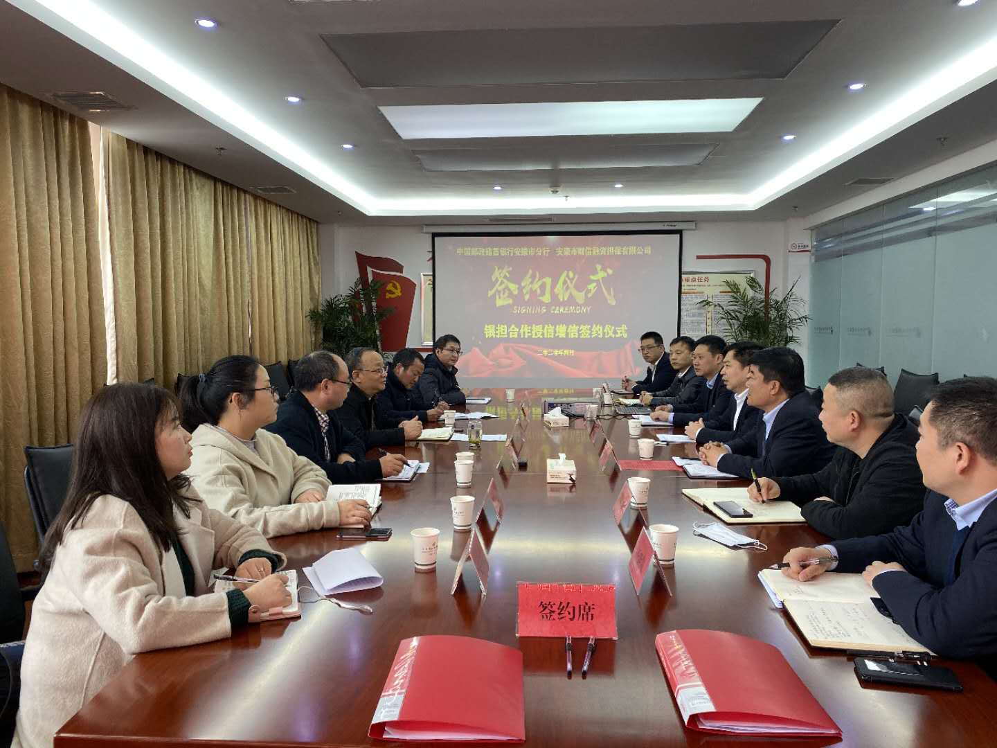 財信擔(dān)保公司與郵儲銀行安康分行舉行銀擔(dān)合作授信增信簽約儀式