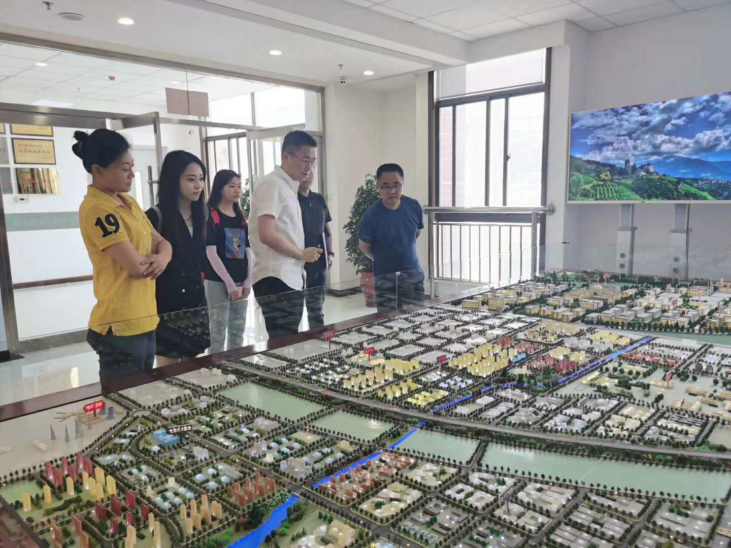 財信融資租賃西安高新分公司走進(jìn)西戶高新區(qū)推介業(yè)務(wù)