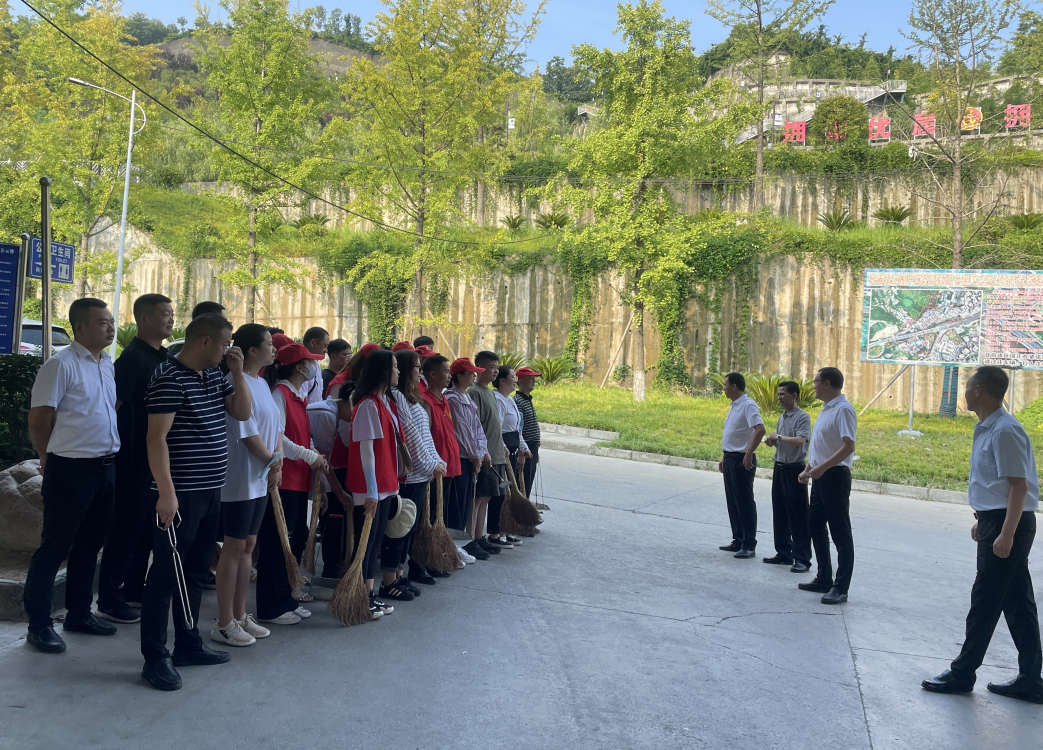 張鐵督導(dǎo)檢查七里溝社區(qū)創(chuàng)文工作并慰問一線創(chuàng)文工作人員